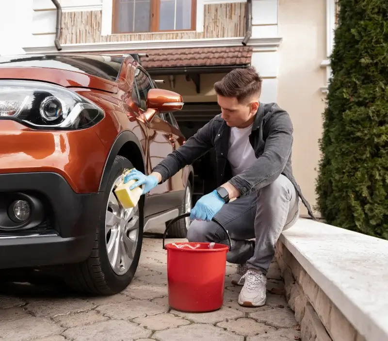 Lavage auto à domicile Sanvensa : professionnel intervenant sur un véhicule
